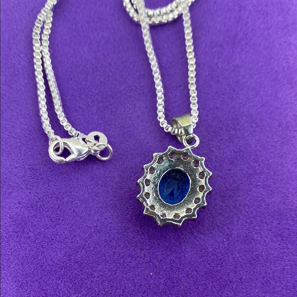 💛 Elegant Silver Plated Blue & White Crystal Pendant Necklace - Picture 5 of 5